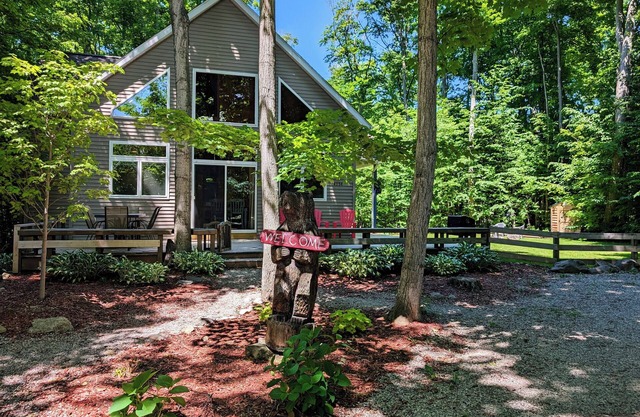 Tranquil Woodsy Getaway in Leelanau Peninsula - Golf, Wineries, Hiking, Beaches!