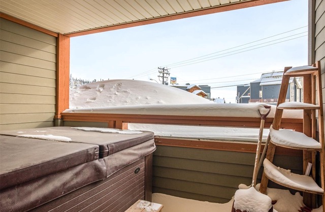 Trappers Crossing Big White Luxury Ski Condo - steps away from The Village