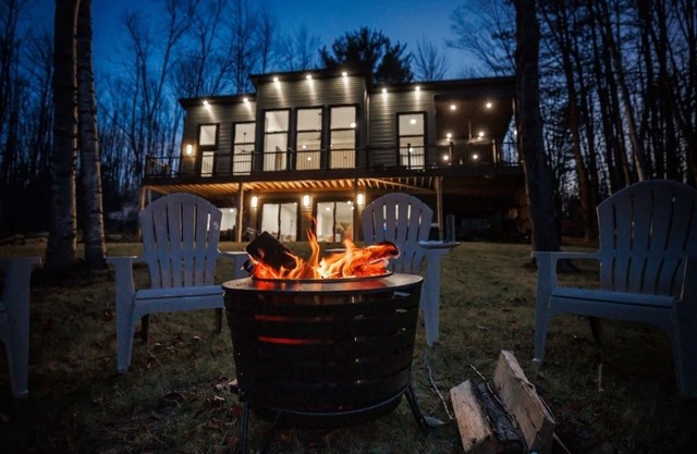 Travelers Dream - Contemporary Lakeside Home w/Hot Tub, Pet-Friendly, New Build