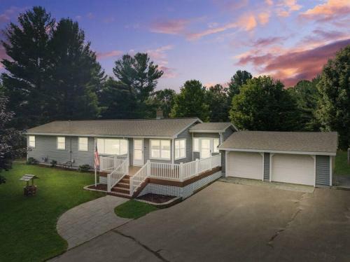 TRAVERSE CITY RETREAT with Hot tub Games Pets