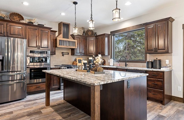 Trax N Trailz Lodge, Home Theatre, EV Charger, Hot Tub, Trail & Clubhouse Access