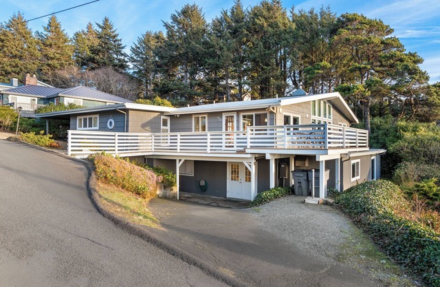 Treasure Rocks-Charming 6 bedroom/3 bath oceanview Beach Retreat in Manzanita