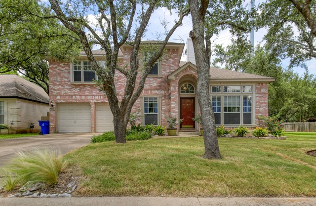 Tree Covered Beauty! Home close to Austin and Freeways, Shopping & more!