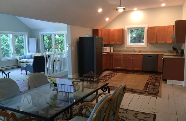 Tree House Apt Overlooking Beautiful Betsie Bay, Near magnificent Lake overlook