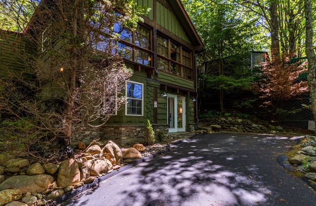 Tree House in Westridge - RELAXING COTTAGE WITH SPLIT LIVING AREA