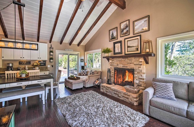 Tree-Lined Twin Peaks Cottage w/Custom Stream