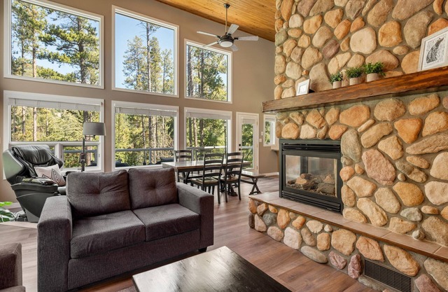 Tree Tops Chalet - Private Hot Tub & Massage Chair