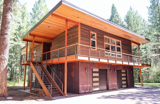 Treehouse - modern cabin near Mazama