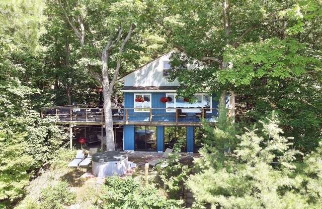 Treehouse on Canandaigua Lake-5+ bdrm, Hot Tub!