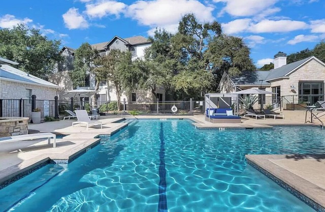 Treehouse on the Greenbelt only 10 minutes from Downtown
