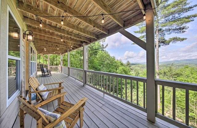 Treetop Hideout w/Long-Range Mountain Views!