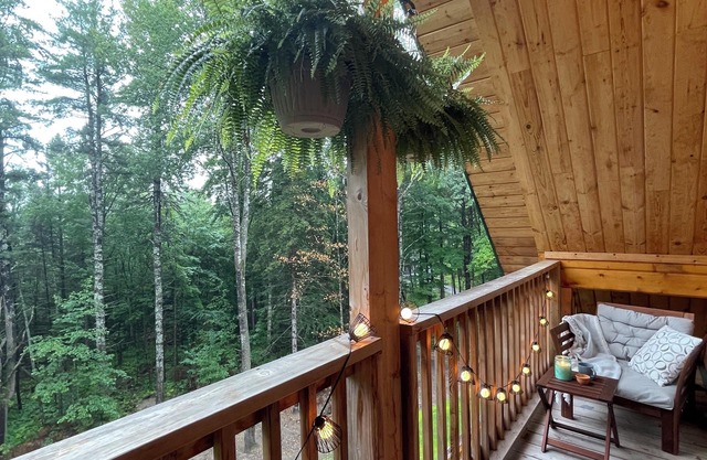 Treetop Log Cottage with Outdoor Sauna and Hot Tub