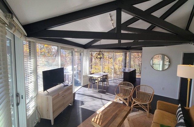 Treetopper. The Perfect Mountain Retreat. Feels like you are in the trees!