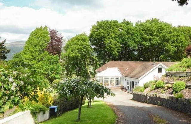 TREETOPS, family friendly, luxury holiday cottage in Govilon
