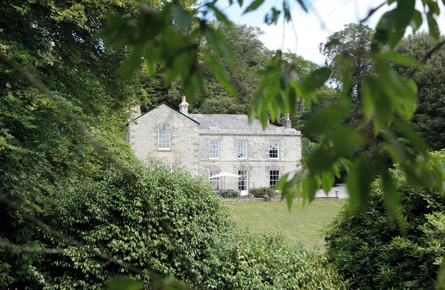 Trenarren House, 2 acres private garden & sea views (pet & family-friendly)