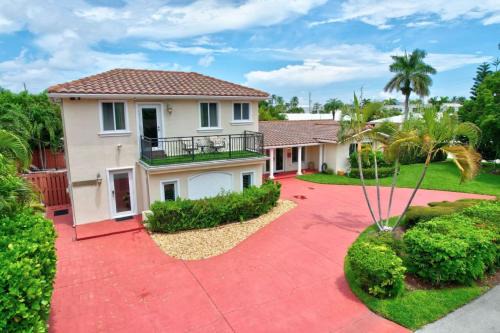 Trendy 1BR 2BA Heated Pool Short Walk to the Beach
