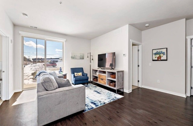 *Trendy 2 Bedroom Condo Near Downtown TC*