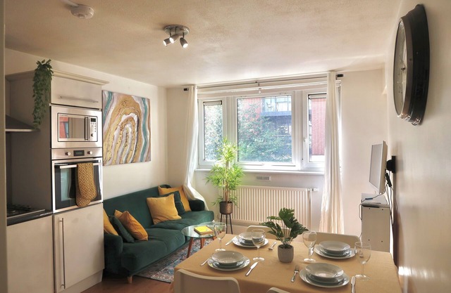 Trendy 4- bed Apartment in London w/balcony & lift, walking distance to tube