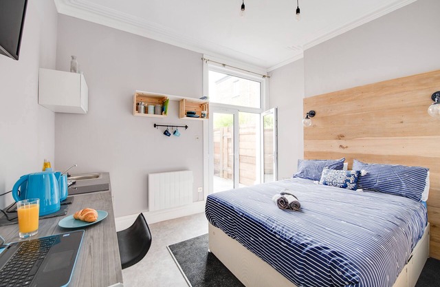Trendy, central one Bedroom Apartment with TV AND en-suite. 100% 5* Rating