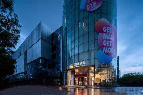 Trendy Romantic Hotel International Guangzhou Baoneng Performing Arts Center Science City Metro Station Branch - Free Deliver Service to Guangzhou Baiyun International Airport & Free Deliver Service to Canton Fair Complex During Canton Fair Period