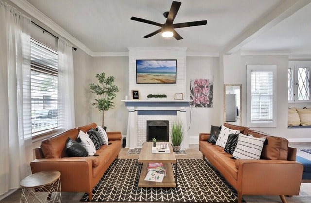 ★ Trendy Spot Newly Remodeled in the <3 of it all!