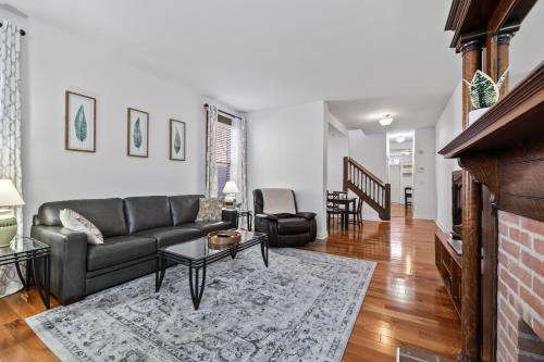 Trendy Urban Retreat, Spacious 4BR, Best Location in City