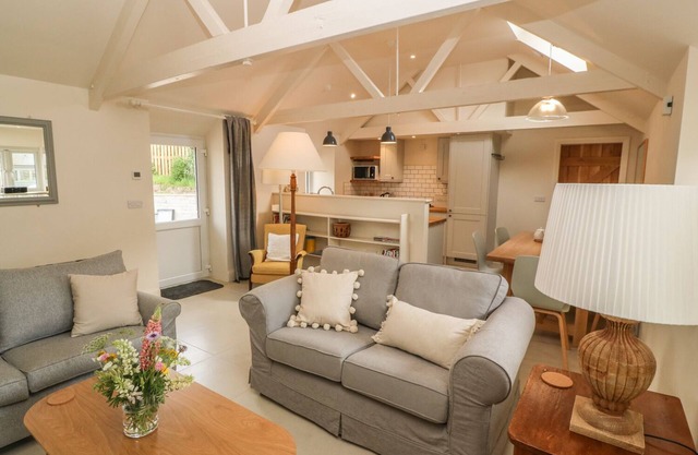 TREZELAH GARTH, pet friendly, luxury holiday cottage in Penzance