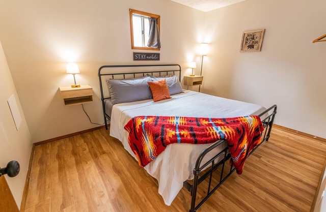 Tribesman Resort #22 - Renovated Cabin, Minutes to Silver Dollar, Great Location