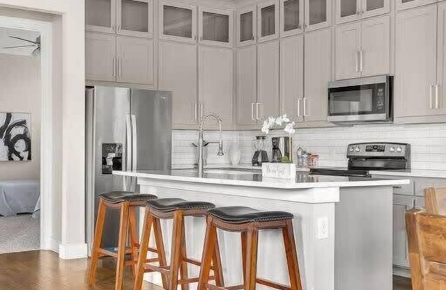 Trinity Groves Retreat | Large Modern 5 BR Home