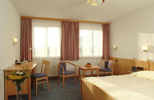 Triple room with shower or Bathroom, toilet - Airporthotel Salzburg