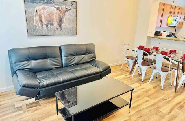 Triplex Breing The Entire Team/6Bd 6.5Ba/Sleeps21