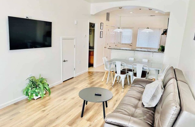 Triplex/Sleeps21/7.5Bath