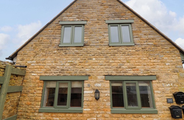 TRIUMPH COTTAGE, pet friendly, with a garden in Chipping Norton