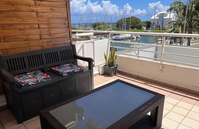 Tropical Golden apartment, sea view and beach 5min walk away