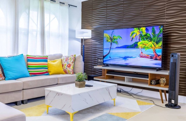 Tropical house Pool Table, Jacuzzi, Nearby Beach