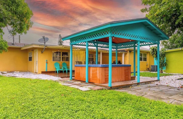 Tropical house Pool Table, Jacuzzi, Nearby Beach