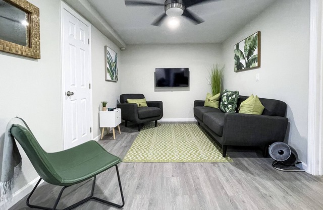 Tropical Oasis - Renovated 3bd/2ba (+Parking)