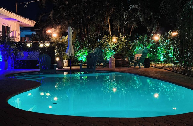 Tropical Oasis with Pool & Fire Pit. 2 blocks to the park,3 miles to beach.