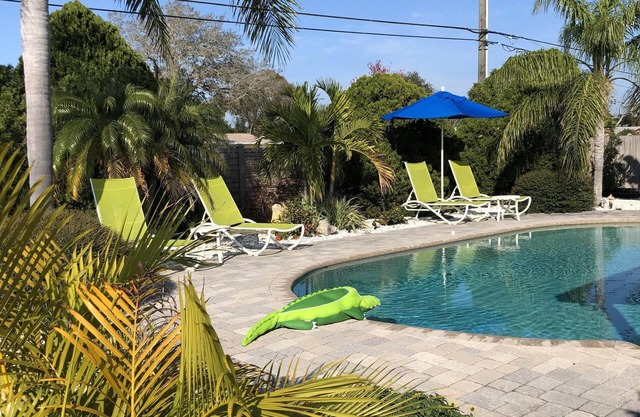 Tropical pool home close to the beach, never floods, high and dry