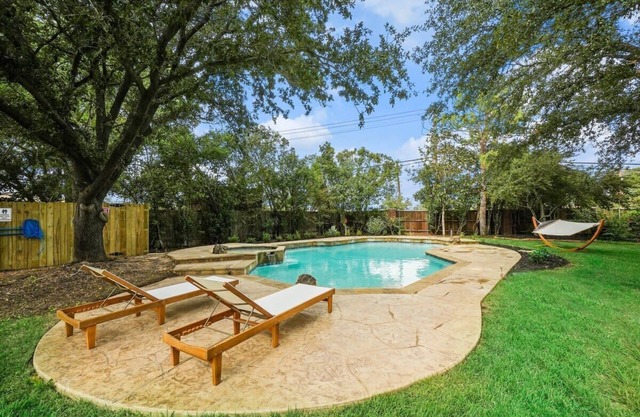 Tropical Pool Oasis - 5 BR, Foosbal, Cinema