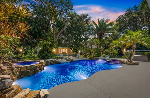Tropical Resort Style Retreat w/Pool House 4BR, 3 Bath