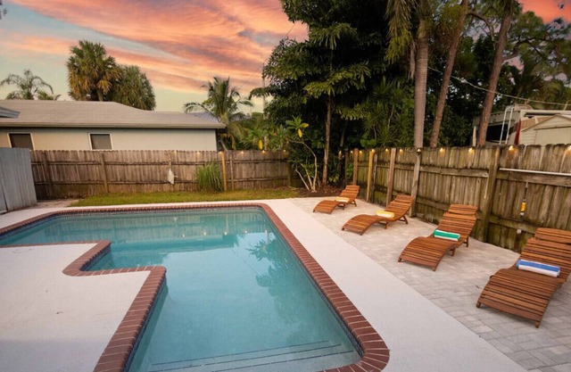 Tropical Spa Escape Sauna/Pool/Hot tub Firepit BBQ 4Bdr Hosted be Relaxtay