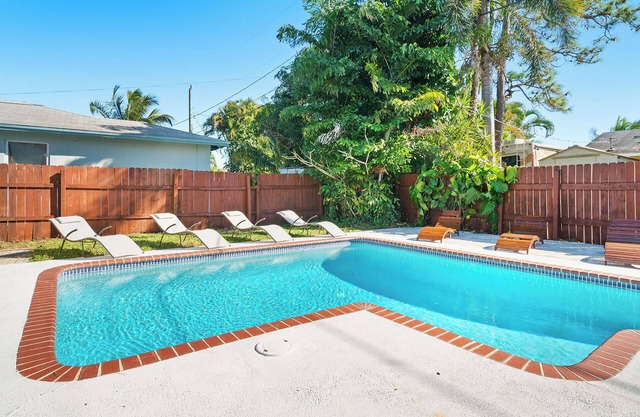 Tropical Spa Escape! Pool/Spa/Sauna WIFI 4Bdrm 8 Min Bch