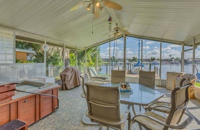 Tropical Waterfront 2bdrm sleeps 6 w/boat slip available behind home!