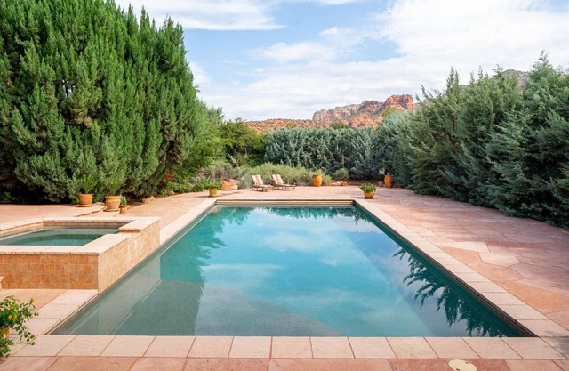 Tropiz del Norte: Historic Red Rock Estate w/Pool