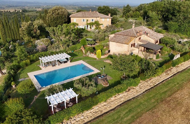 Truly Tuscan villa with Pool and Jacuzzi, ideal for groups, 6km to San Gimignano