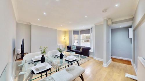 Tube & Notting Hill Nearby - Garden Flat Haven