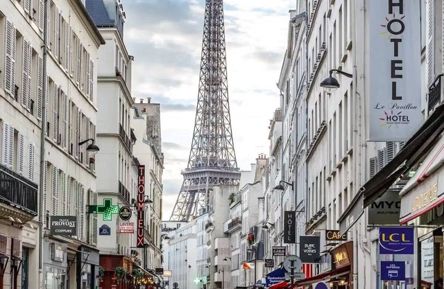Tucked away in a quiet courtyard very stylish 110m² pied-à-terre-in Invalides