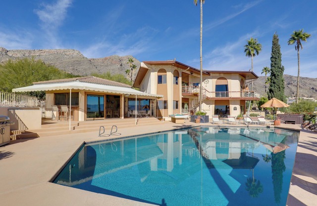Tucson Retreat w/Superb Mountain Views & Pool!