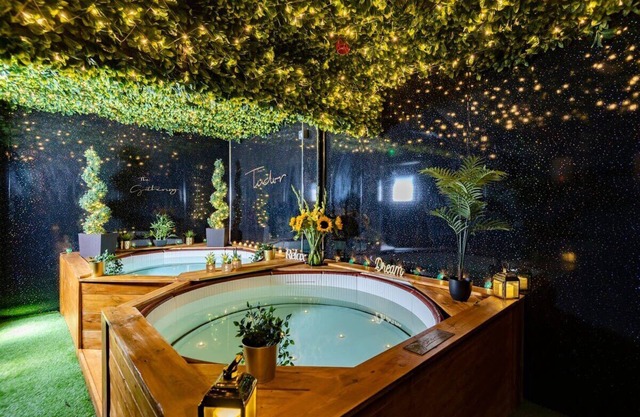 Tudor Gathering Hot Tub Chester City Sleeps 30